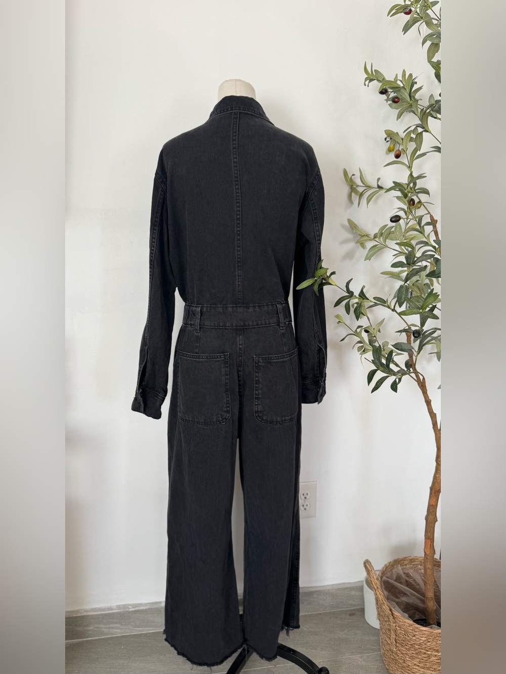 Universal Thread Black Denim Jumpsuit Women’s Size 6 Utility Wide Leg Coverall - Picture 2 of 4